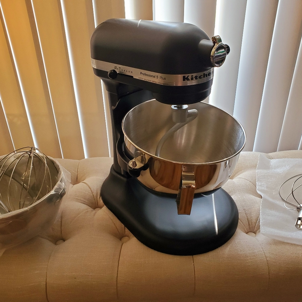 KitchenAid QUARTS* 4.7 LITERS* Bowl -Lift Design for large quantities.